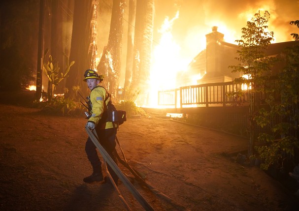 BOULDER CREEK, CA - August 22: Firefighters work to protect homes surrounding residences engulfed in flames on Madrone Ave at the corner of Virginia Ave before 2 a.m. in Boulder Creek, Calif., on Saturday, August 22, 2020. (Photo by Dylan Bouscher/MediaNe (Foto: MediaNews Group via Getty Images)
