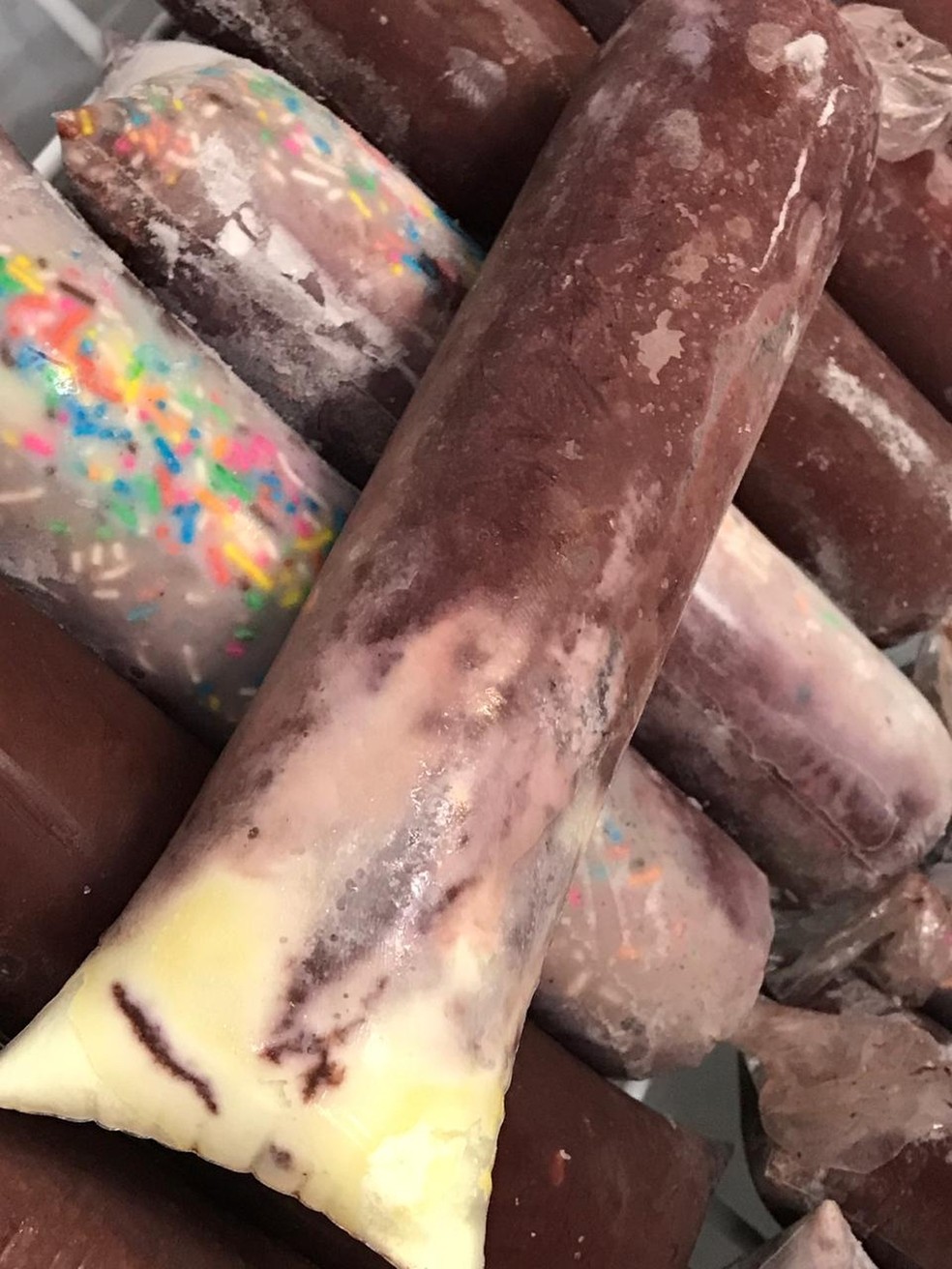 Esses geladinhos deliciosos t&Atilde;&ordf;m como base o a&Atilde;&sect;a&Atilde;&shy;. No Par&Atilde;&iexcl; chamaria Chopp Kanye West e Chopp Kim Kardashian &acirc;?? Foto: Dani Meira / TV Globo