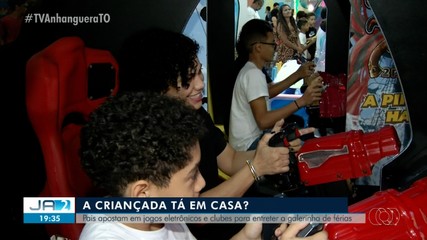 Pais apostam em jogos eletrônicos e clubes para entreter crianças nas férias