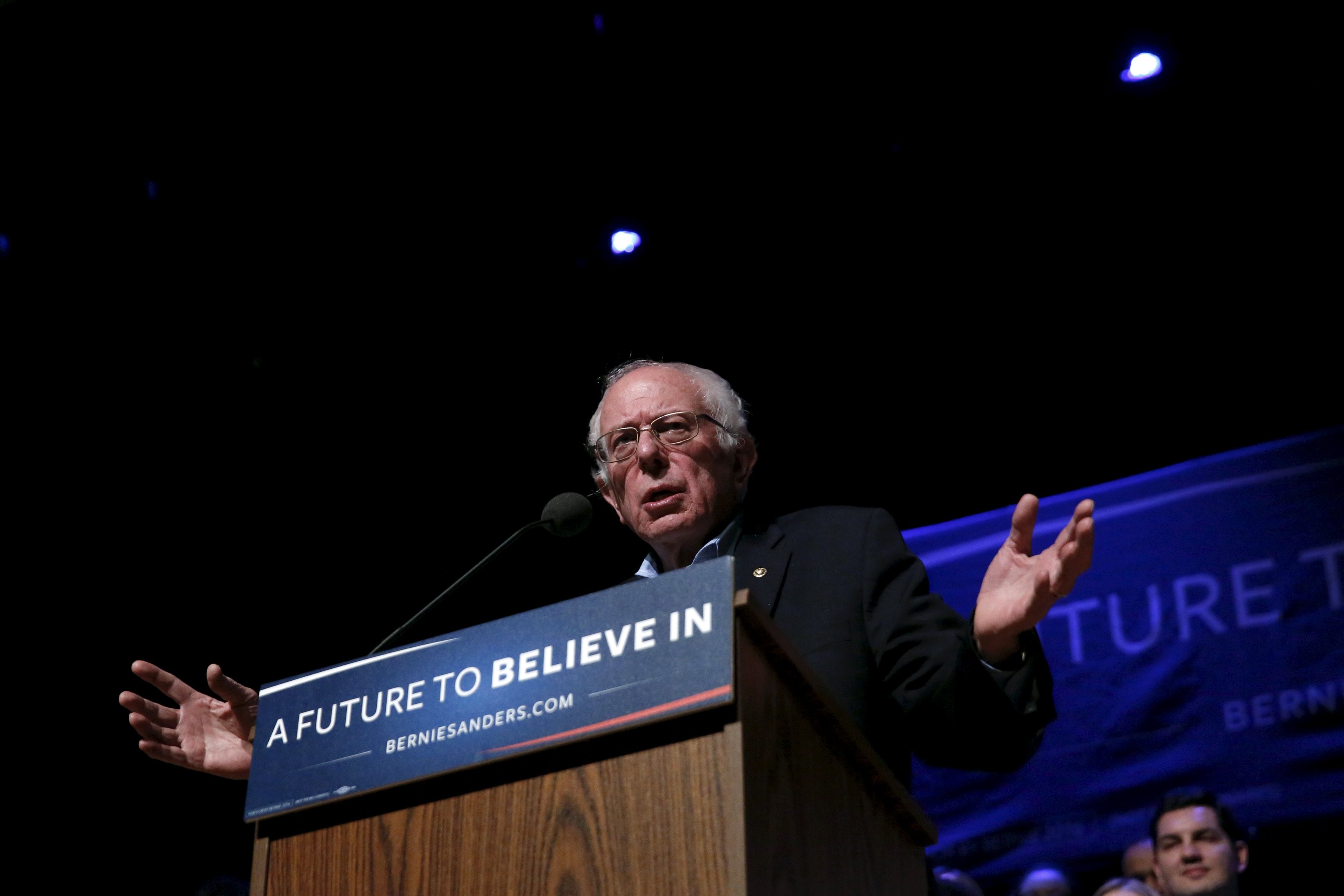 Democrata Ben Sanders discursa em New Hampshire nesta segunda (8) (Foto: Shannon Stapleton/Reuters)