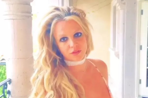 A cantora Britney Spears em cena do vídeo que deixou seus fãs preocupados (Foto: Instagram)