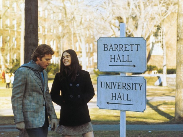 Os atores Ryan O'Neal e Ali MacGraw em cena do filme 'Love story - Uma história de amor' (Foto: Divulgação)