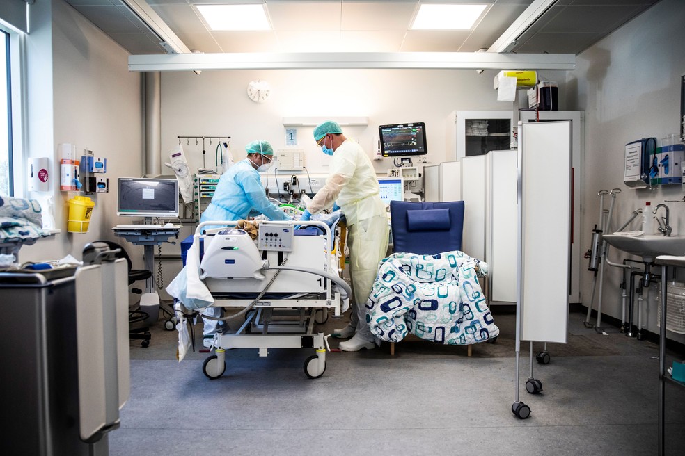Equipe médica cuida de um paciente infectado pelo coronavírus em Unidade de Terapia Intensiva (UTI) de hospital em Copenhague, na Dinamarca  Foto:  Ólafur Steinar Gestsson / Ritzau Scanpix / AFP