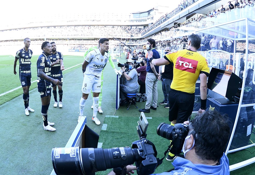 Gustavo G�mez, do Palmeiras, pressiona Raphael Claus no VAR � Foto: Marcos Ribolli