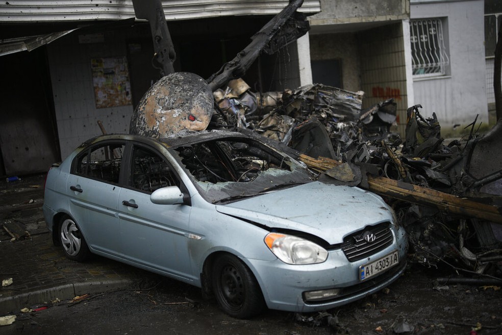 Parte da cauda do helicóptero que caiu nos arredores de Kiev, na Ucrânia, foi parar em cima de um carro. Em 17 de janeiro de 2023. — Foto: Daniel Cole/ AP