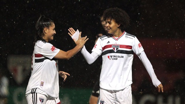 Yayá comemora o gol anotado na vitória do São Paulo sobre o Atlético-MG