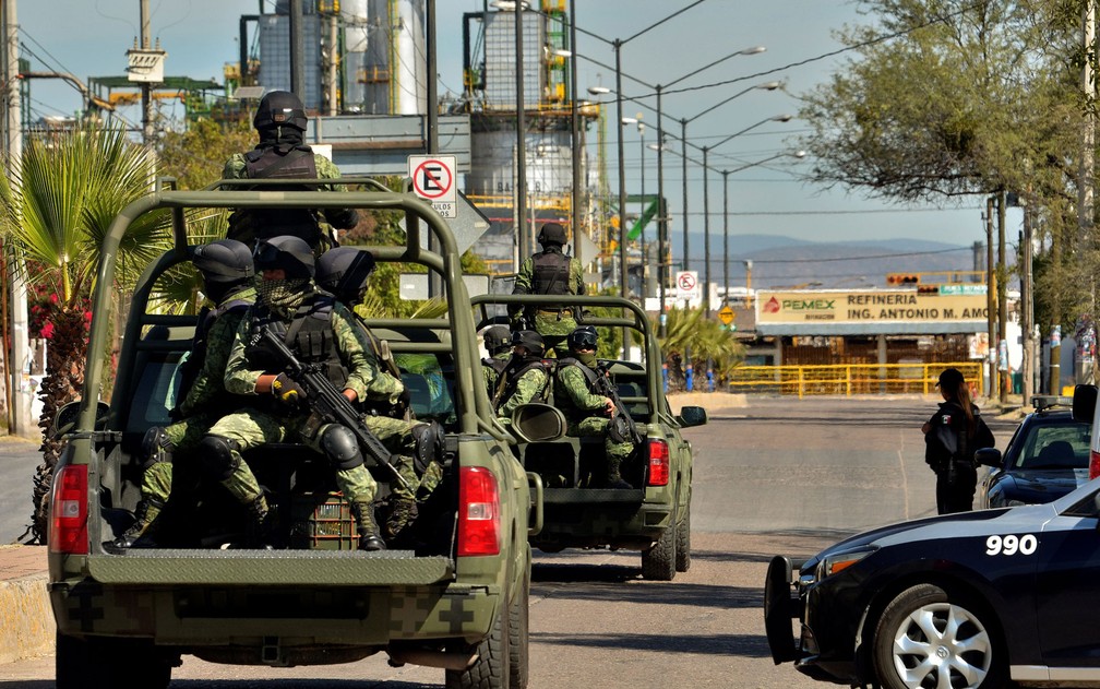Militares patrulham os arredores da refinaria Antonio Amor, da PetrÃ³leos Mexicanos, em Salamanca, no MÃ©xico, na quinta-feira (31) â€” Foto: Reuters/Fatima Flores