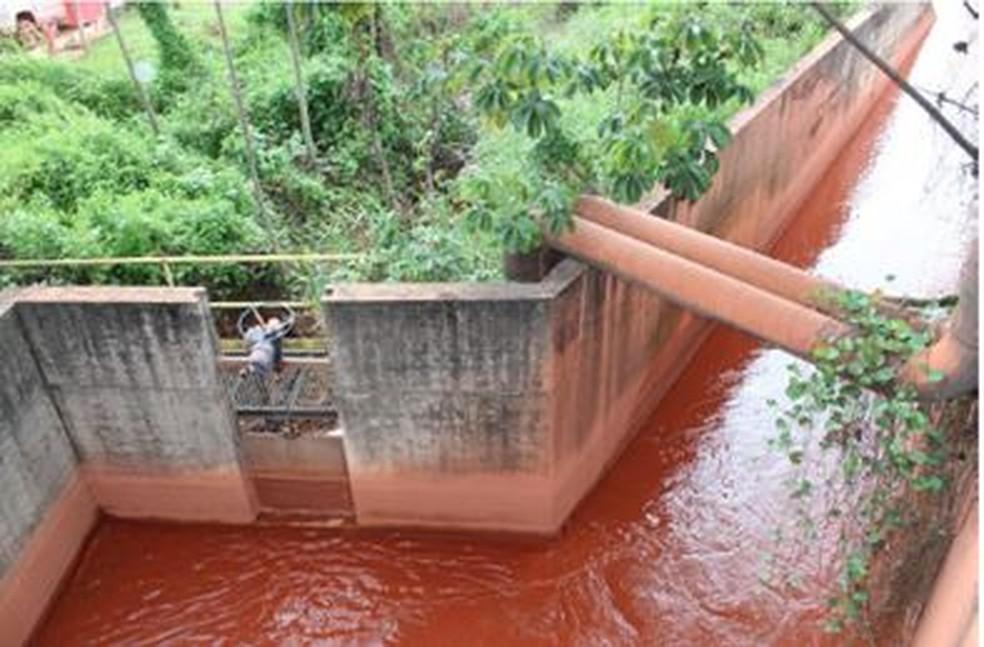 Detalhe da separação dos canais "antigo" e "novo" e da comporta, que permite a possibilidade de utilização do "antigo" e lançamento de efluentes no Rio Pará (Foto: Reprodução/MPPA)