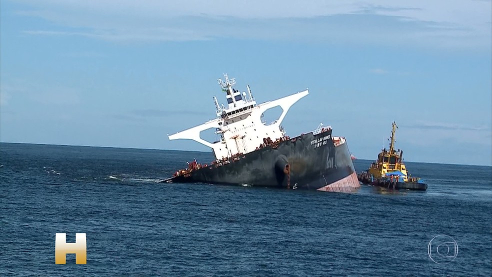 Navio Stellar Banner está encalhado há duas semanas na costa do Maranhão — Foto: Reprodução/TV Globo