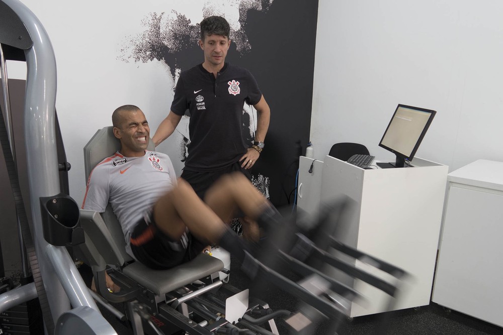 Sheik faz juras de amor à torcida do Corinthians e avisa: 