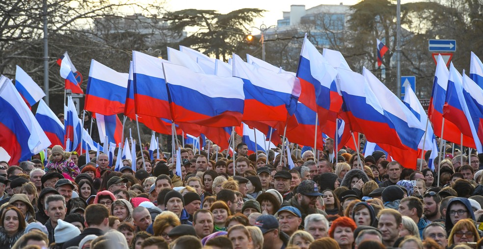 Manifestantes pró-Putin participam de celebração dos quatro nos após a retomada da Crimeia — Foto: Yuri Kadobnov/AFP