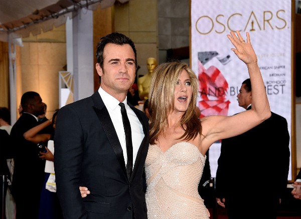Justin Theroux e Jennifer Aniston durante o Oscar no início do ano (Foto: Getty Images)