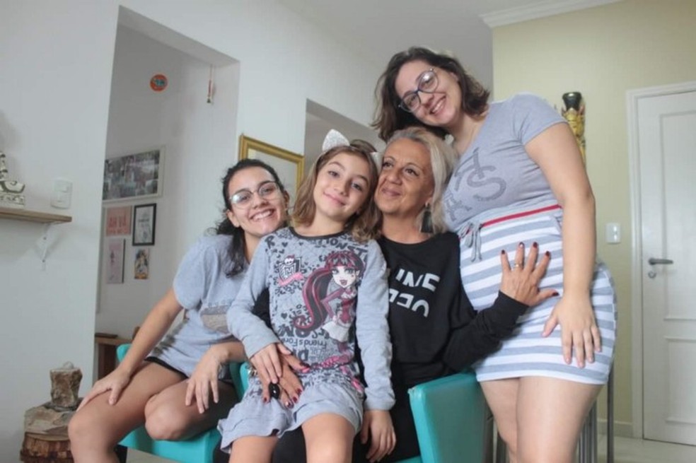 A decisão de Milena Eros (ao centro) teve o apoio da família  — Foto: Arquivo pessoal/Andrea Gerassi