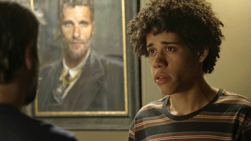 Feijão (Cauê Campos) fica com medo de não ter para onde ir, na novela 'O Sétimo Guardião' — Foto: TV Globo