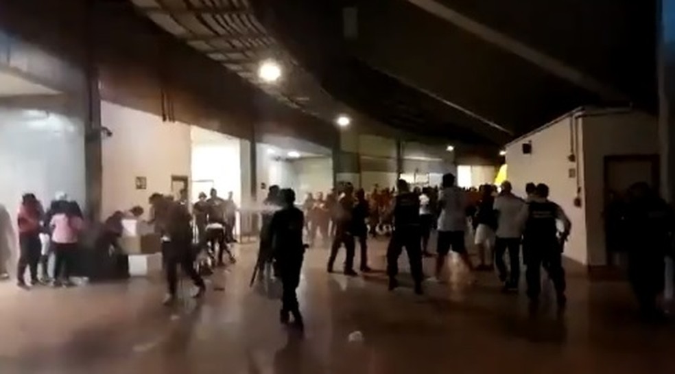 Policiais usam g&aacute;s de pimenta para dispersar os torcedores do Flamengo e evitar a briga generalizada &mdash; Foto: Reprodu&ccedil;&atilde;o