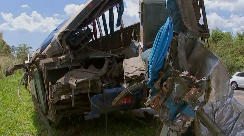 Acidente entre ônibus e caminhão deixou dezenas de mortos em rodovia de Taguaí (SP) — Foto: Reprodução/TV TEM