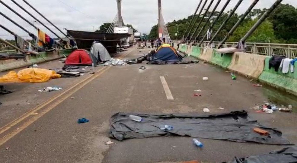 Imigrantes ocupara a Ponte da Integração, em Assis Brasil  — Foto: Jefson Dourado/Rede Amazônica Acre 