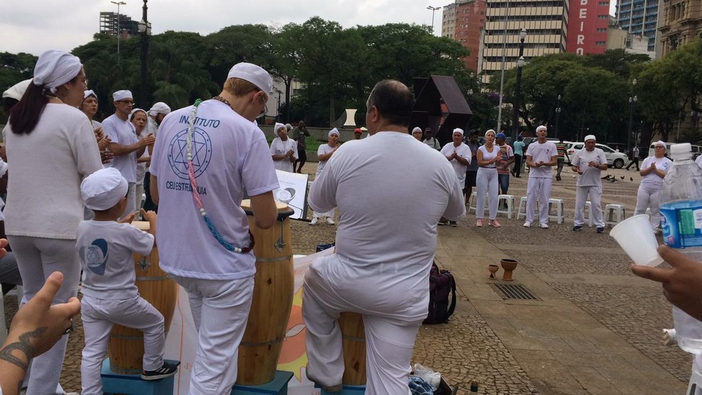 Frequentadores do terreiro de umbanda CEU Estrela Guia, na Saúde, fazem gira no Centro de SP nesta quinta-feira (6) — Foto: Arquivo pessoal/Divulgação