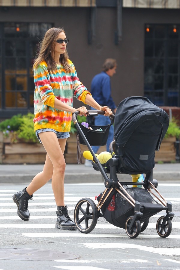 New York, NY  - Irina Shayk dons rainbow tie-dye sweater, Daisy Dukes displaying her legs and black Army boots, while strolling around with daughter Lea.Pictured: Irina ShaykBACKGRID USA 18 JULY 2019 BYLINE MUST READ: Ulices Ramales / BACKGRID (Foto: Ulices Ramales / BACKGRID)