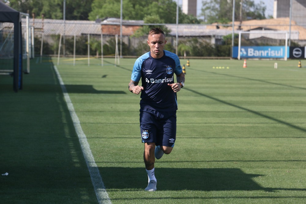 Treino do Grêmio conta com volta de Marinho e é marcado por papo entre Renato e Everton