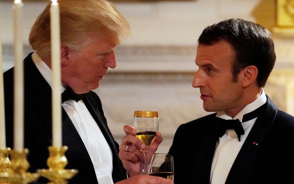 O presidente francês Emmanuel Macron e o presidente americano Donald Trump brindam durante jantar de Estado na Casa Branca, na terça-feira (24) (Foto: Reuters/Carlos Barria)