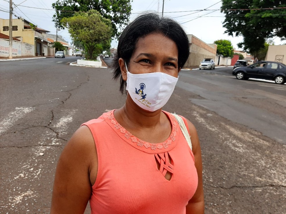 A faxineira Vânia da Silva, de 46 anos, se diz ansiosa para vacinação em Serrana, mas quer evitar aglomerações — Foto: Vinicius Alves/G1