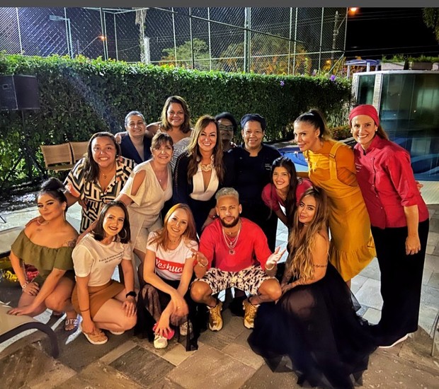 Foto de Neymar, família e amigos (Foto: Reprodução / Instagram)