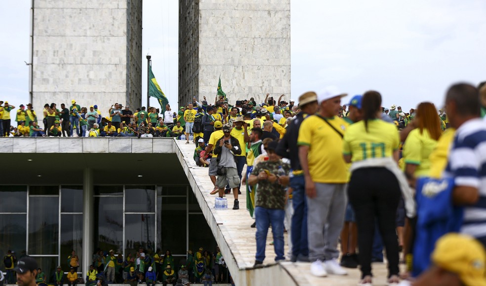 Cenas da barbárie em Brasília: um exército formado para destruir a democracia, no anseio de uma intervenção militar — Foto: Marcelo Camargo/Agência Brasil