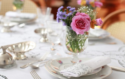 No lugar de um centro de mesa, as flores foram divididas em arranjos individuais
