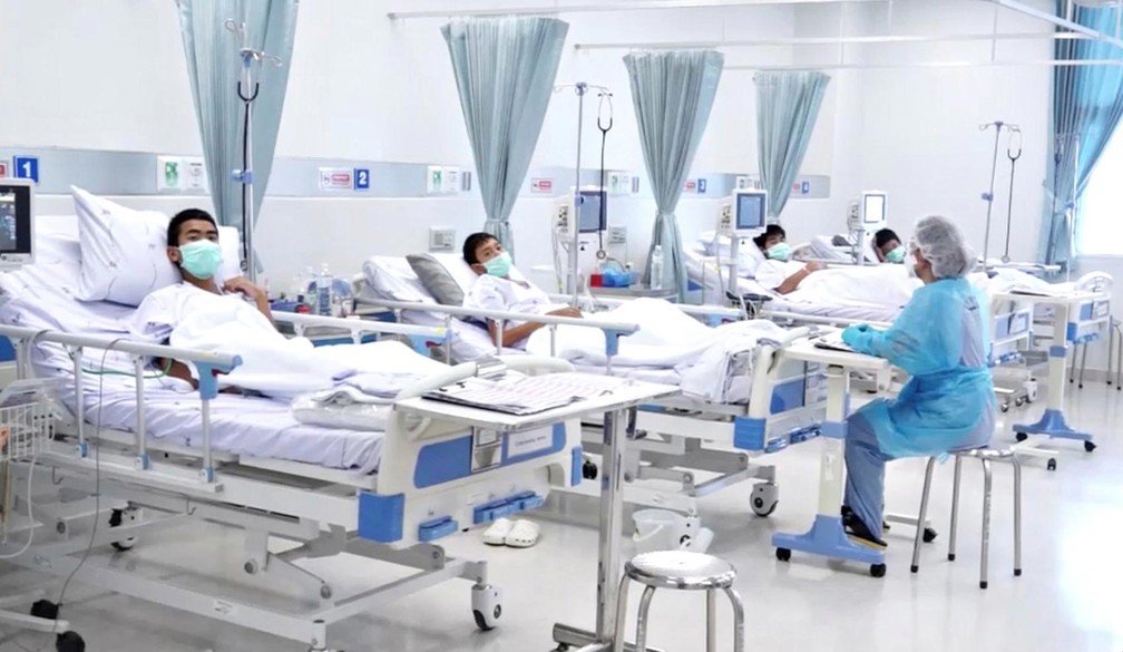 Garotos em recuperação no hospital (Foto: Government Public Relations Department (PRD) and Government Spokesman Bureau/Handout via REUTERS TV)