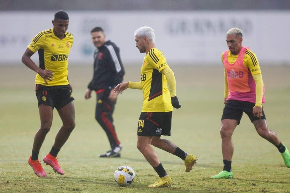Weverson marca Arrascaeta, observado por Matheuzinho em treino do Flamengo &mdash; Foto: Gilvan de Souza/Flamengo