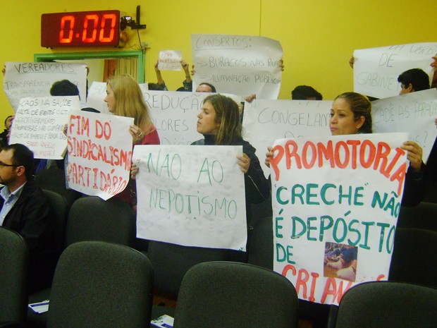 Grupo levou cartazes à câmara de vereadores de Santo Ângelo (Foto: Jean Prado/ RBS TV)