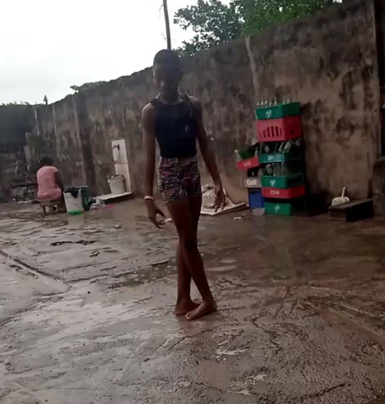 Vídeo mostra menino nigeriano dançando descalço na chuva (Foto: Reprodução/Instagram/Leap of Dance Academy)