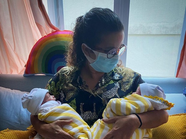 Patrícia Costa Campos, mãe de Nanda Costa, posa com as netas Kim e Tiê (Foto: Reprodução/Instagram)