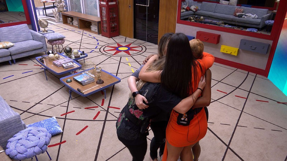 BBB 23: Larissa comemora com seu antigo grupo &mdash; Foto: Globo