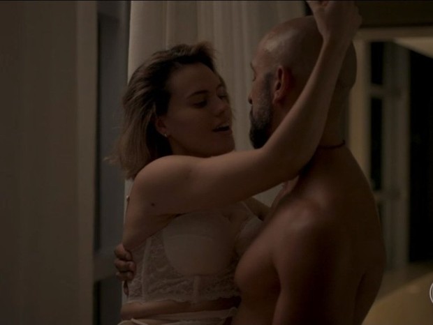 Cena de sexo de Estela (Letícia Lima) e Álvaro (Irandhir Santos) (Foto: TV Globo/Divulgação)