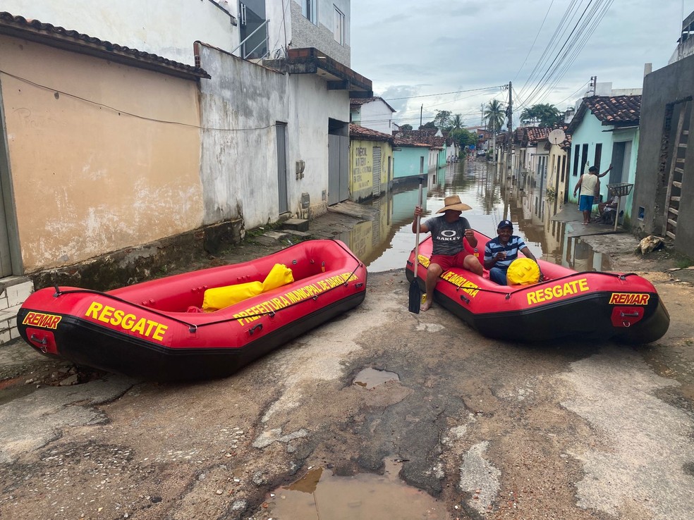 Moradores foram retirados de casa em botes, na cidade de Dário Meira — Foto: Reprodução/TV Bahia