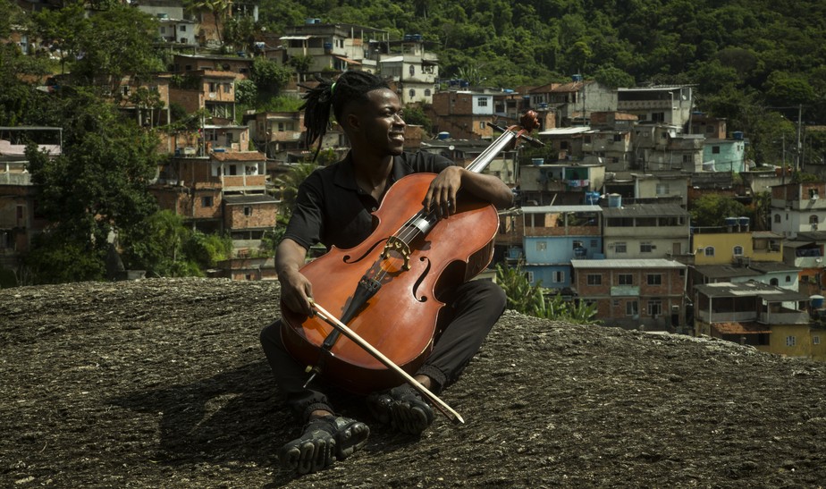 Luiz Carlos Justino, violoncelista da Orquestra da Grota, foi detido injustamente ontem à noite, em Charitas, Niterói. É a segunda vez que a políca de Cláudio Castro prende, sem provas,  o músico