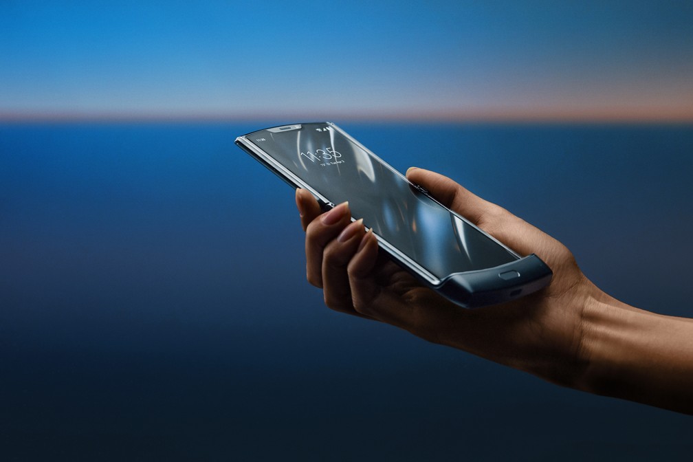 Motorola Razr é o retorno do celular de 'flip', agora com a tela que dobra. — Foto: Divulgação/Motorola
