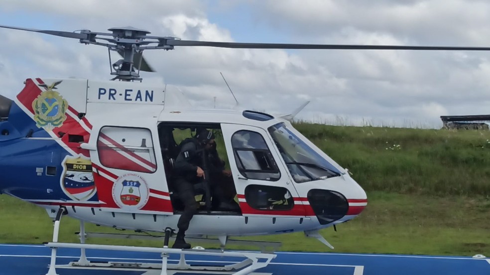 Helic&oacute;ptero da SSP-AM chegando ao Aeroclube. &mdash; Foto: Karla Mello, da Rede Amaz&ocirc;nica