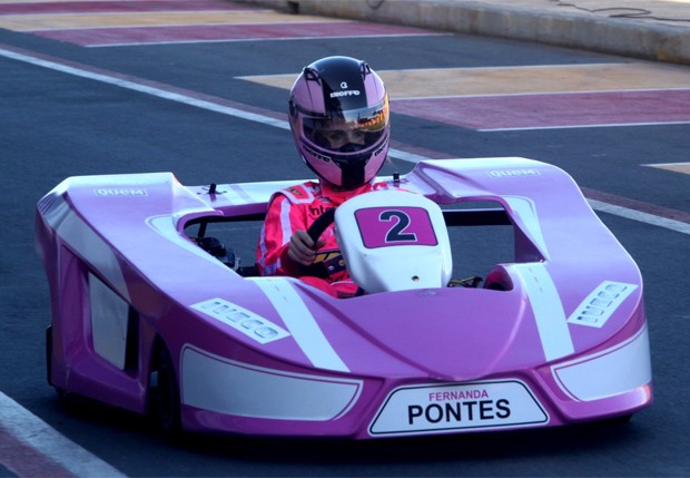 O carro de Fernanda Pontes era cor de rosa, como sua roupa (Foto: Claudio Andrade)