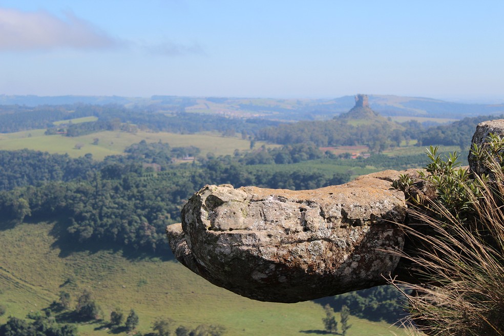 Outro ângulo da visão que temos no alto do Morro do Gavião.  — Foto: Marcio Kubo