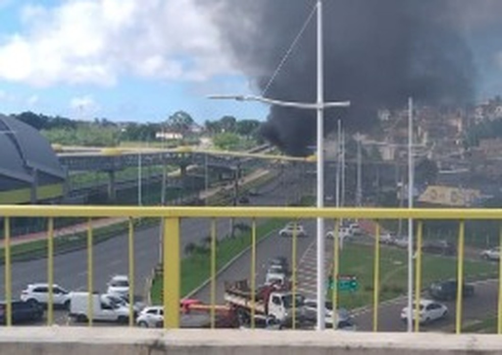 Ônibus pega fogo na Avenida Paralela, em Salvador; VÍDEO — Foto: Transalvador