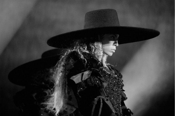 Beyoncé não deixou de lado os acessórios (Foto: Mason Poole / Divulgação / Beyonce.com)