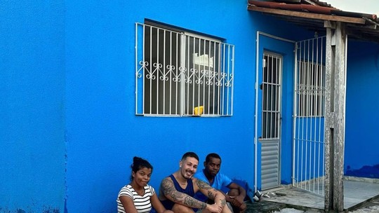 Carlinhos Maia presenteia casal com imóvel novo e compra mobília: "Sonho realizado"