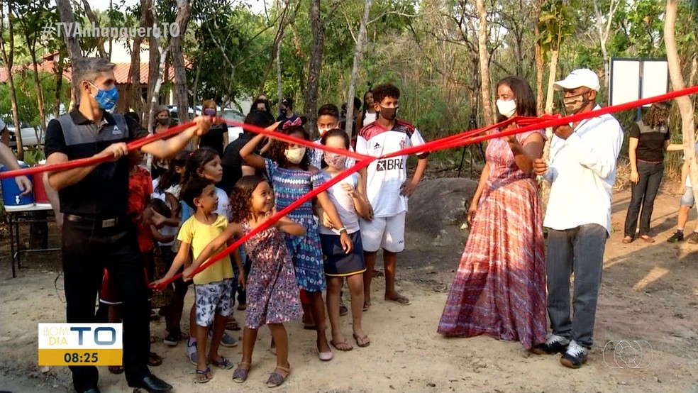 Família inaugura casa construída por voluntários em Taquaruçu Grande — Foto: Reprodução/ TV Anhanguera 