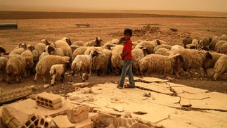Tempestade de areia. A Síria está entre os países mais vulneráveis e mal preparados para as mudanças climáticas, que devem piorar, representando mais uma ameaça para o colheitas de trigo — Foto: DELIL SOULEIMAN / AFP