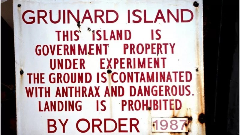 Cartaz indicando contaminação de antraz na ilha de Gruinard, que governo britânico comprou para fazer testes biológicos (Foto: GETTY IMAGES via BBC)