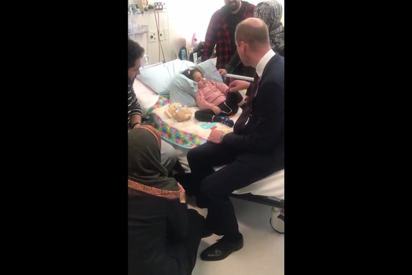 O Príncipe William em sua visita à pequena Alen Alsati e seus familiares, em um hospital na Nova Zelândia, semanas após eles serem vítimas dos atentados terroristas realizados na cidade de Christchurch (Foto: Instagram)