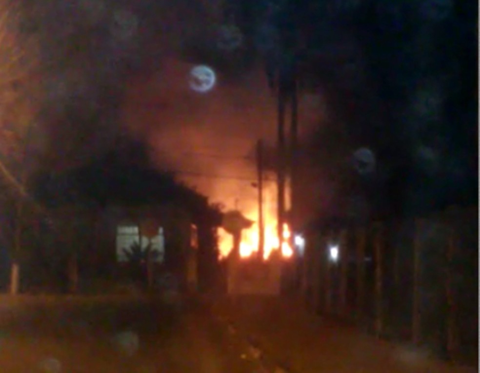 Chamas que atingiram ecoponto em Itapetininga foram controladas apÃ³s 4 horas (Foto: Arquivo Pessoal)